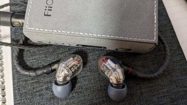 FiiO BTR7にSHURE SE846を接続した様子