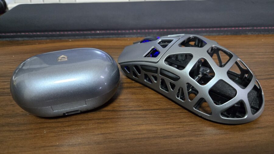 ケースに光沢があり、さらにマウス程度の厚みがある