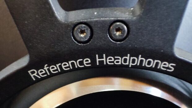 ヘッドホン右側ハウジングの拡大画像