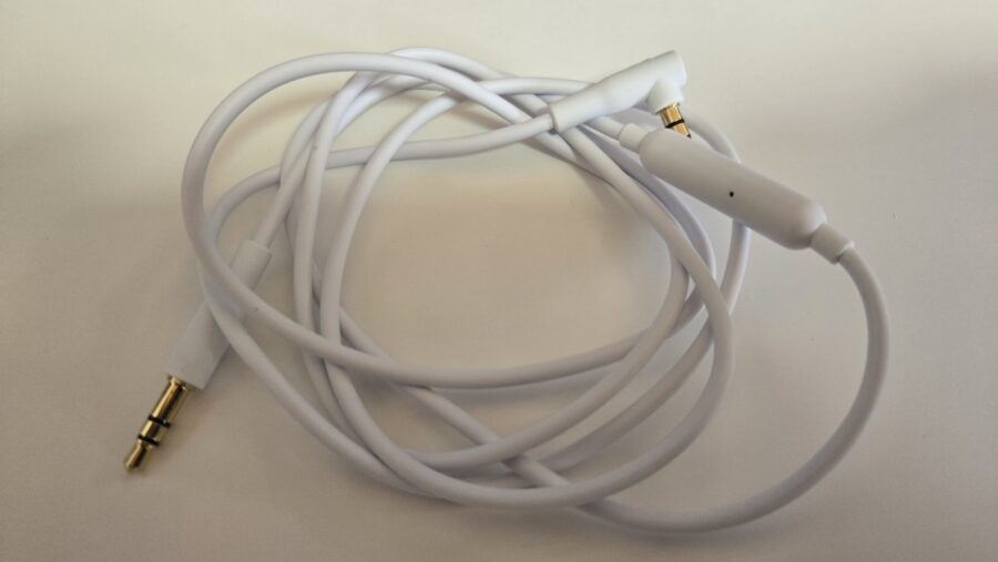 付属のマイク付き有線ケーブル